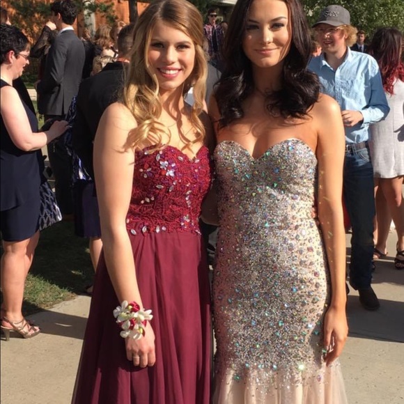 Grad dress! Only worn for 5 hours. In beautiful condition - Picture 5 of 5